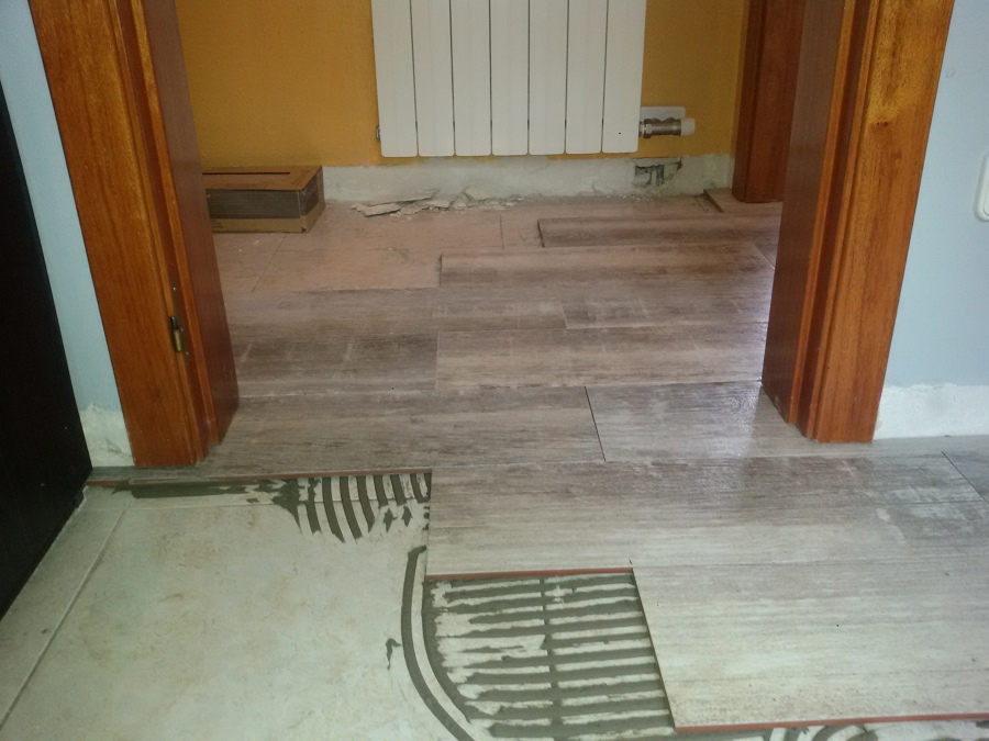 Enrrayolado suelo con cerámica imitación parquet.