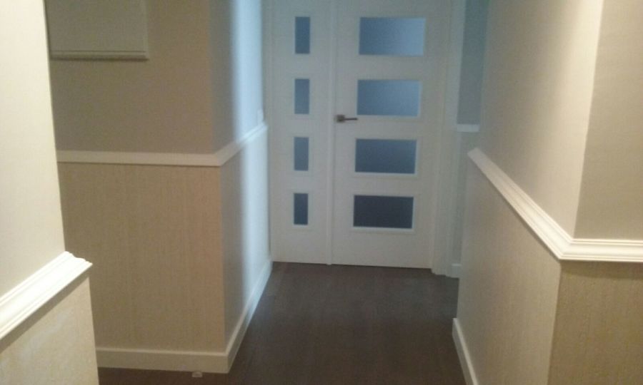 Entrada con pladur y papel imitación madera tras Empresas QUIN