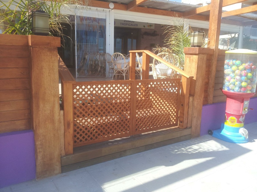 Entrada escalera madera.