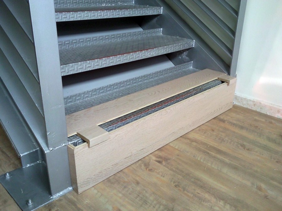 ESCALERA CON PARQUET FLOTANTE Y SUELO CON VINILO