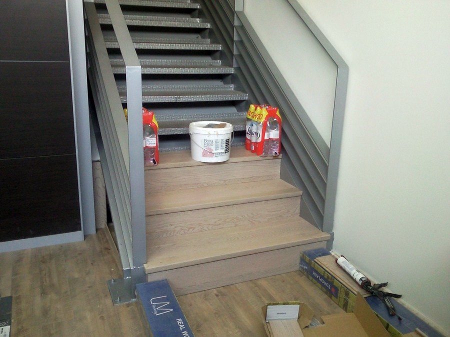 ESCALERA CON PARQUET FLOTANTE Y SUELO CON VINILO