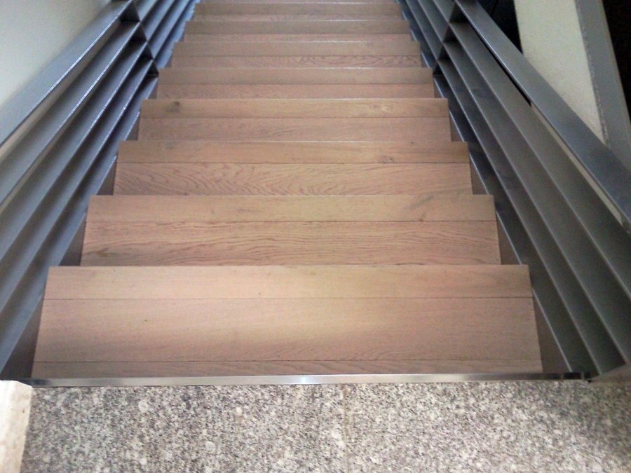 ESCALERA CON PARQUET FLOTANTE Y SUELO CON VINILO