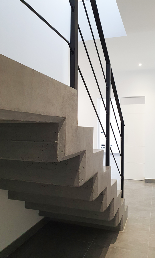 Escalera con zanca vista.