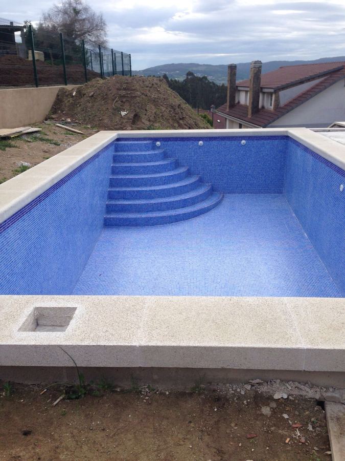 Escalera de acceso para piscina realizada en hormigón 