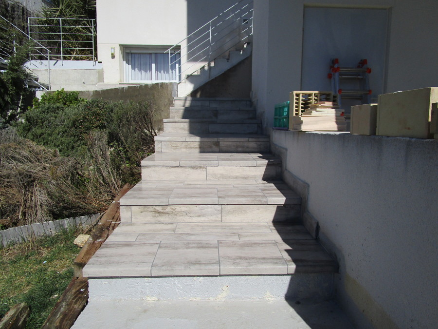 Escalera de bajada a la piscina