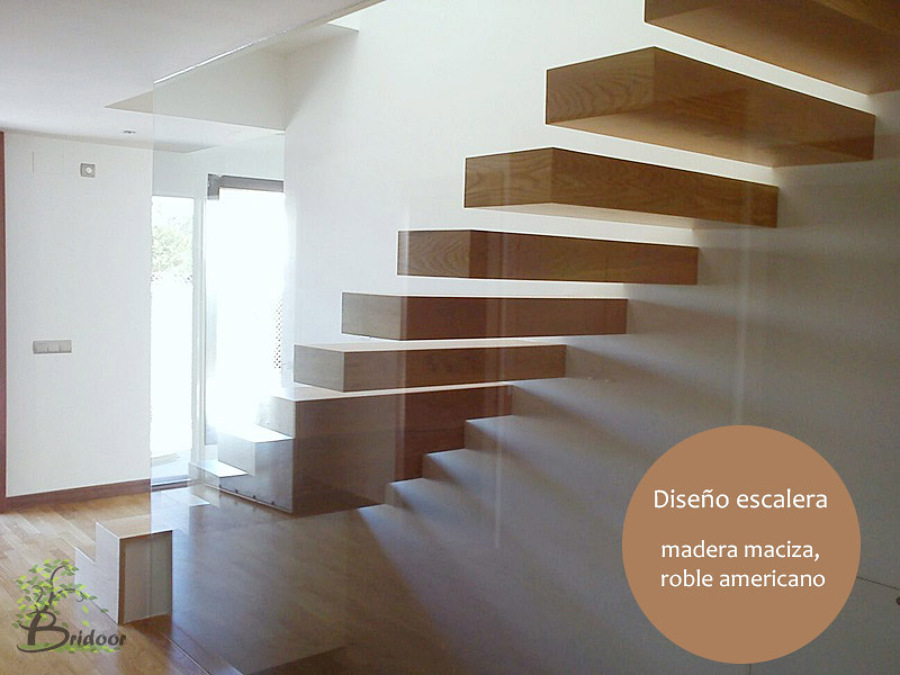 Escalera de madera maciza