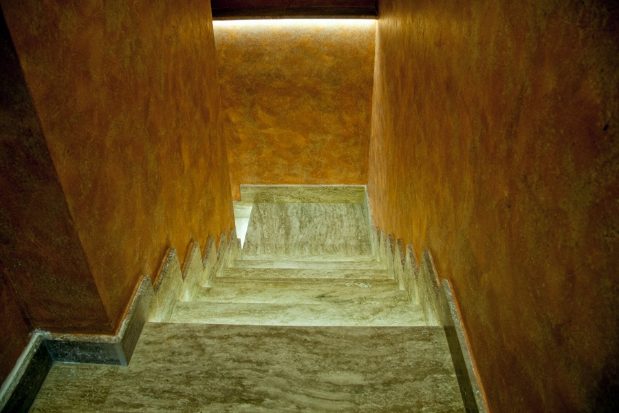 Escalera de marmol iluminada