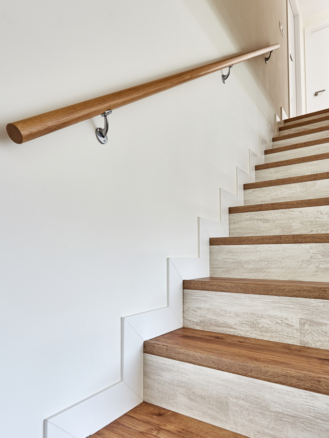 Escalera de un Dúplex Estilo Nórdico con Barandilla de Vidrio (Alcalá de Henares, Madrid)