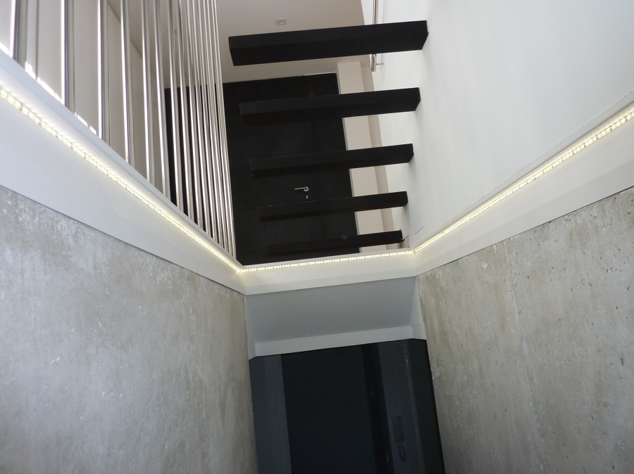 Escalera iluminada con tira de led