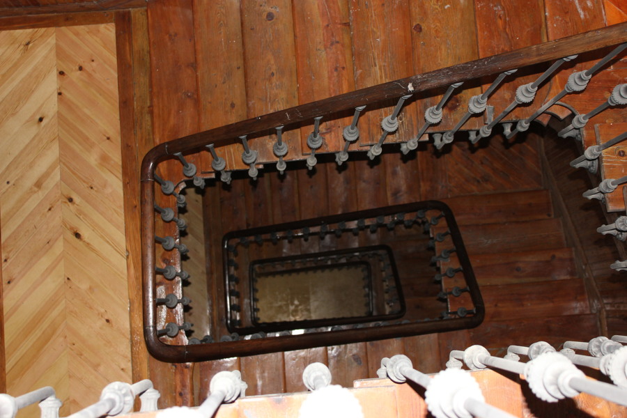 Escalera interior rehabilitada