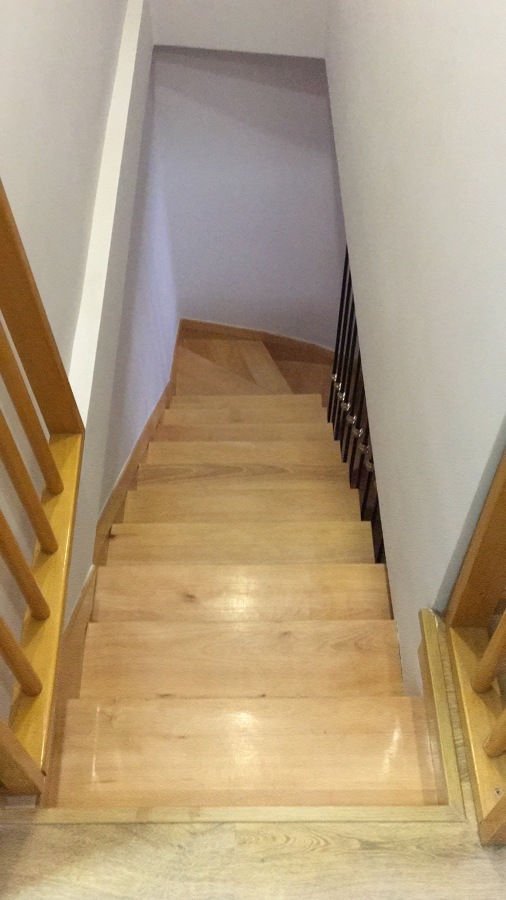 ESCALERA MADERA BARNIZADA