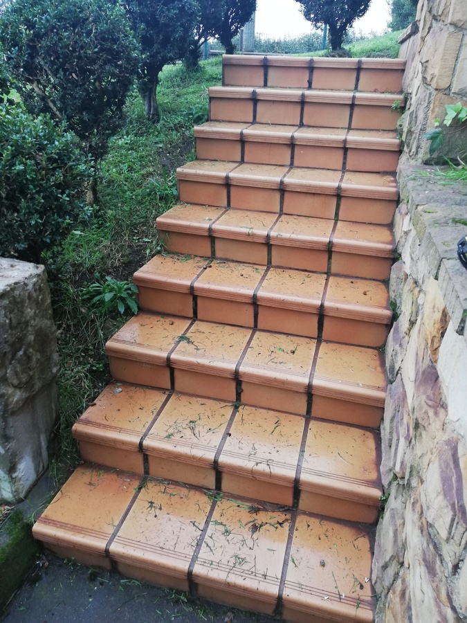 Escalera sin barandillas
