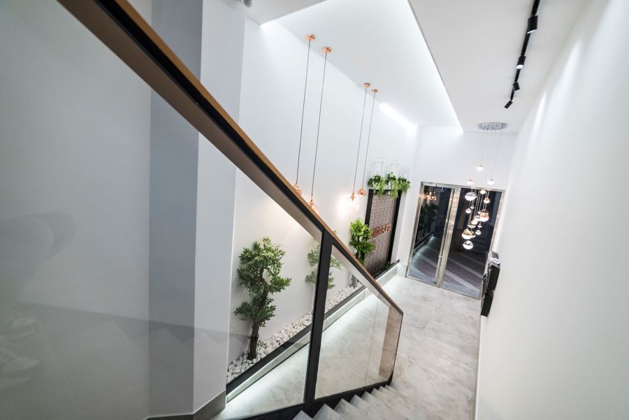 Escalera volada con barandilla vidrio