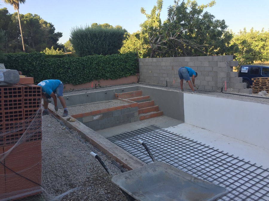Escalera y impermeabilizante