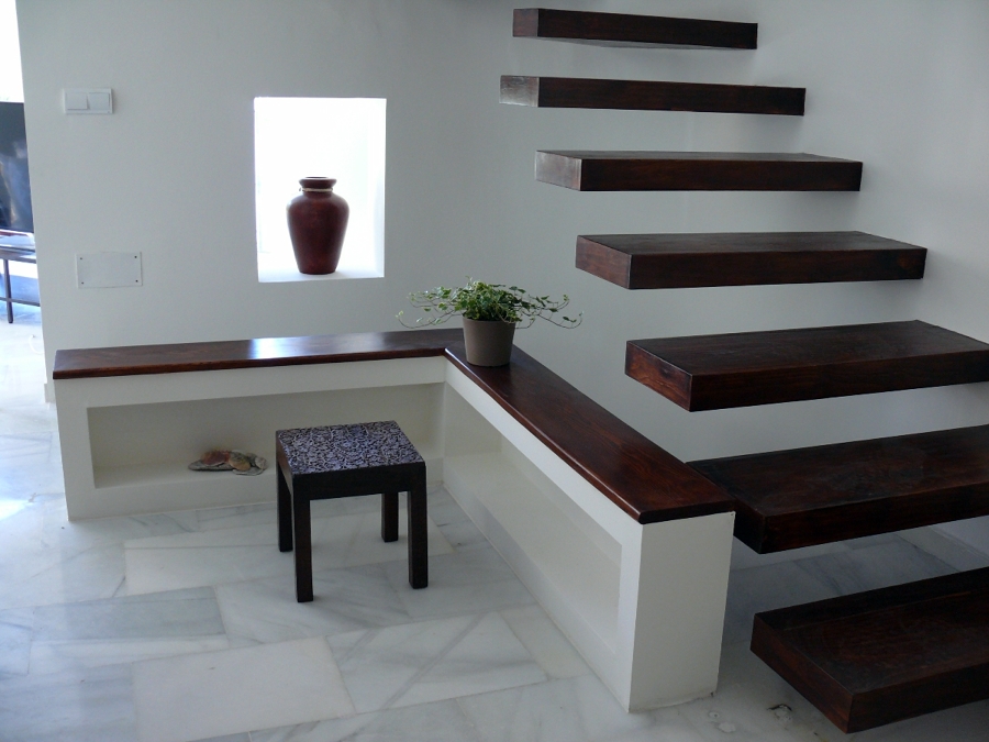 Foto: escalera y mueble en pladur con detalles decorativos. de ... Fotos comedores con escaleras