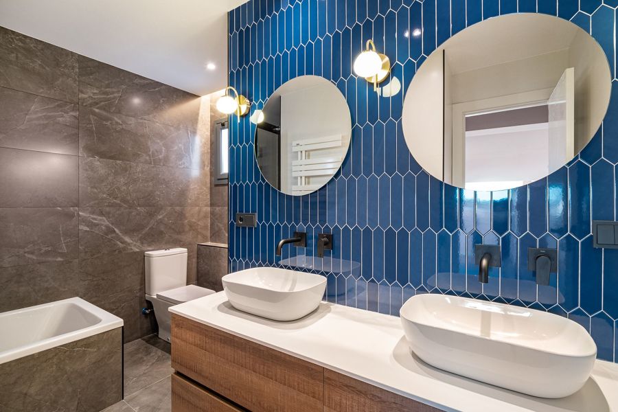 Espejos redondos en baño moderno