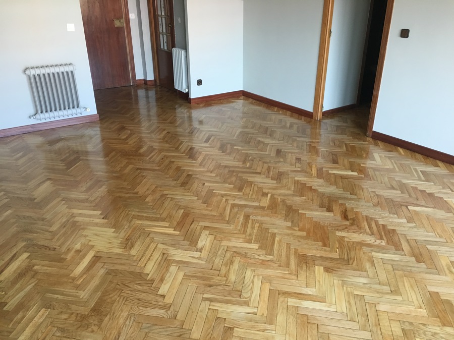 Lijado y Barnizado de Parquet con Aplicacion de Purioletano Satinado y
