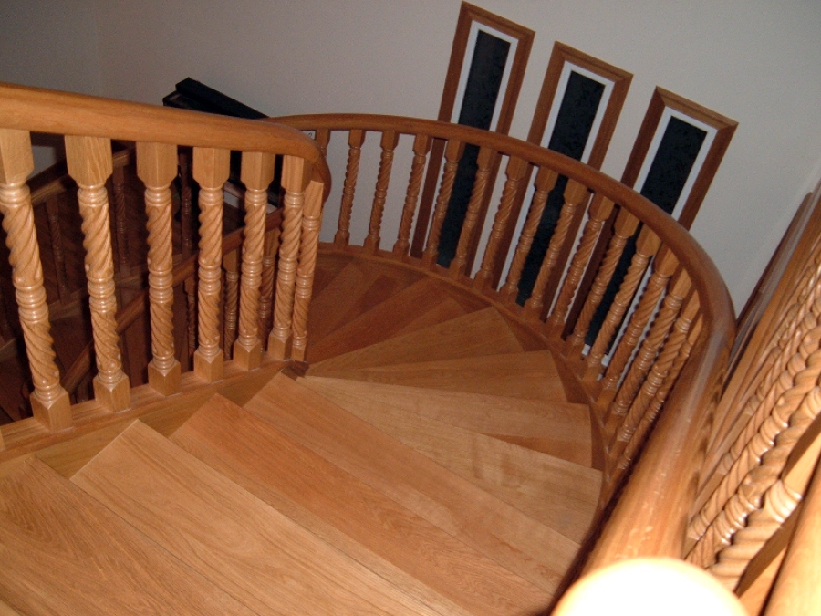 Fabricación y colocación de escalera de caracol en madera de Roble