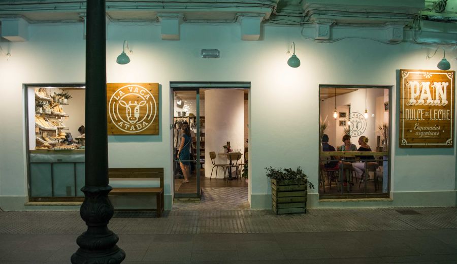 Fachada de noche