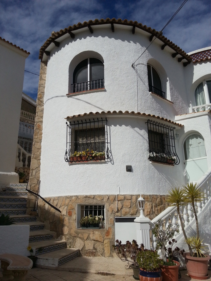 Fachada este