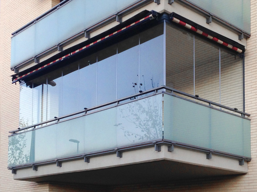 Fachada exterior con cortina de cristal