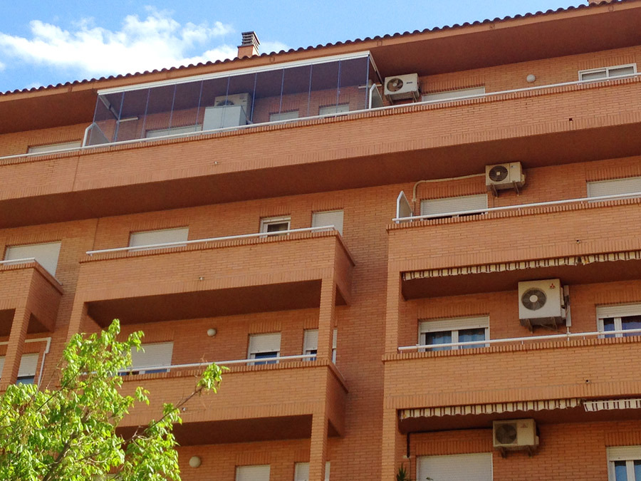 Fachada exterior con cortina de cristal