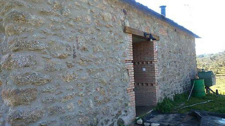 Foto: Puertas Revestidas con Ladrillos Rusticos de Construcciones