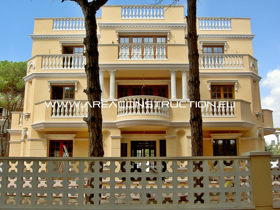 Fachada principal, casa de lujo. Castelldefels, Barcelona