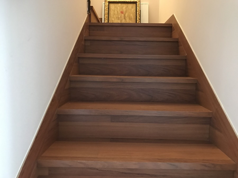 Forrado de escalera con laminado en Jatoba