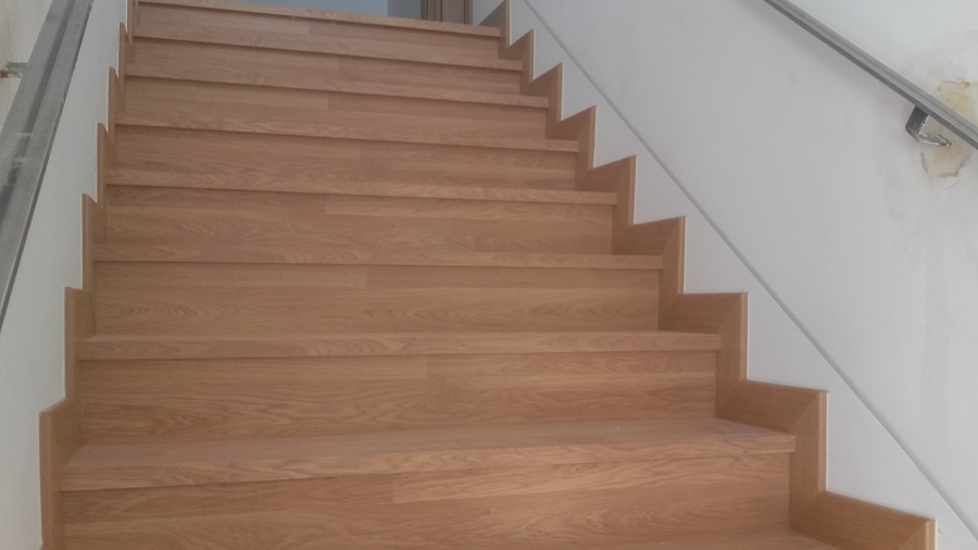 Forrado de escalera con laminado en Roble