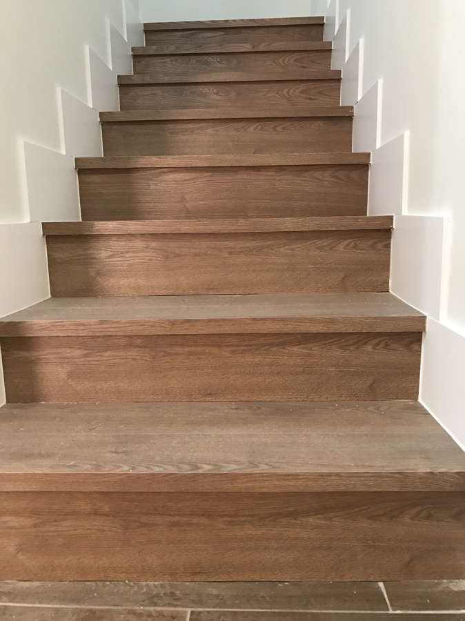 Forrado de escalera con laminado en Roble Teñido