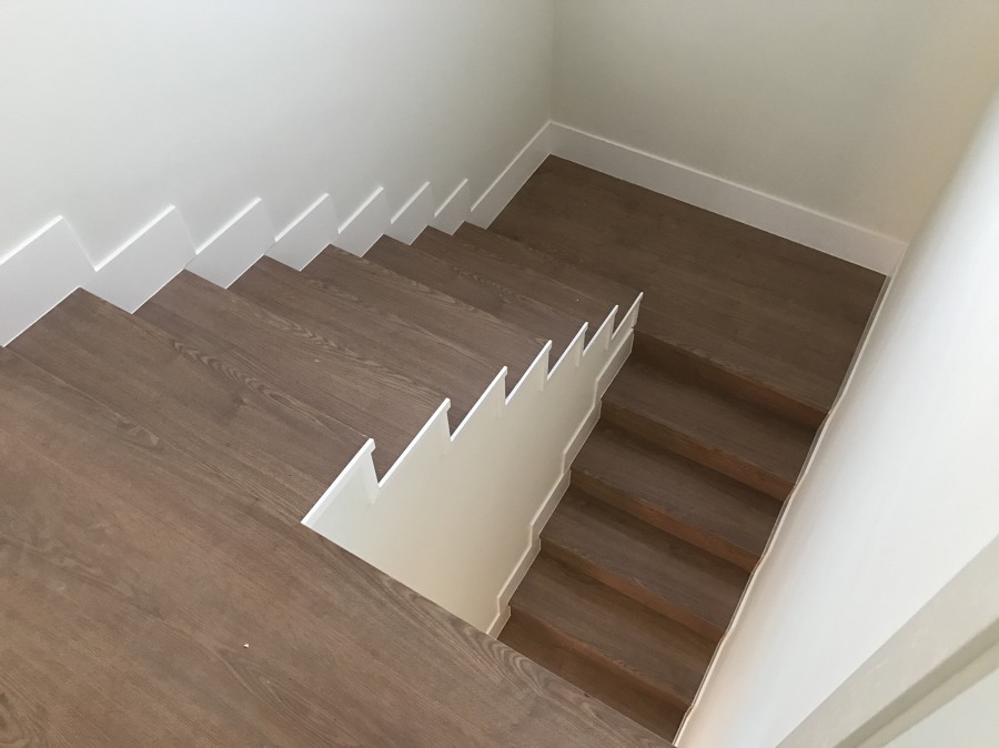 Forrado de escalera con laminado en Roble Teñido