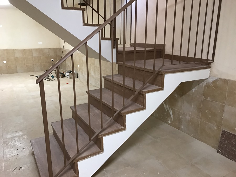 Forrado de escalera con laminado en Roble Teñido