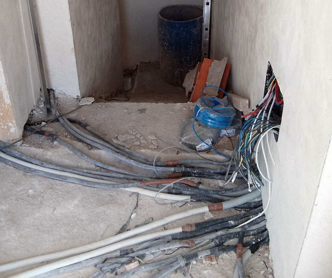 Foto de la escalera anterior en plena obra