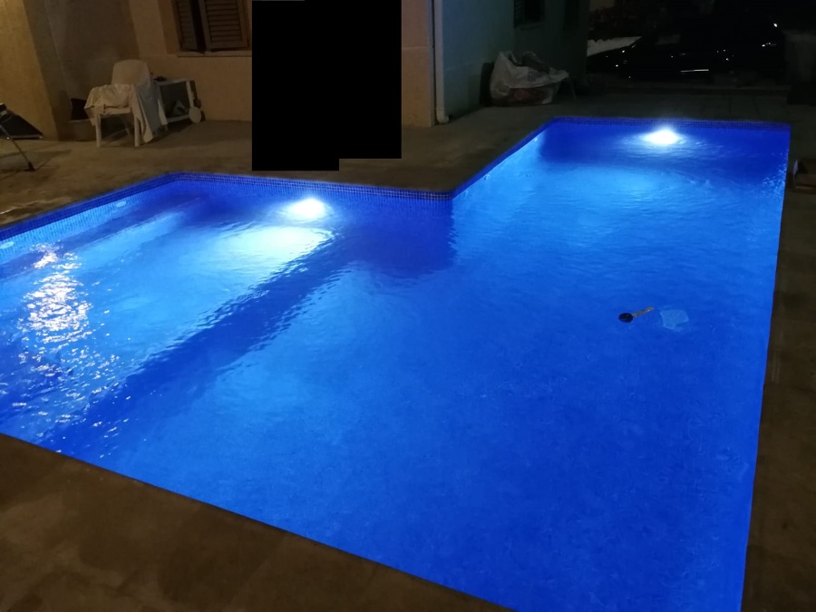 Foto nocturna de la piscina