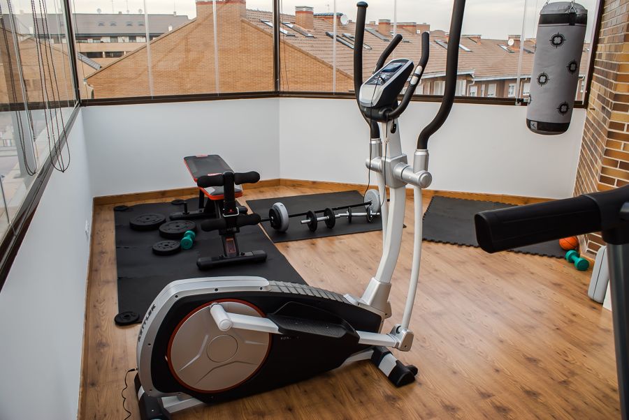 Gimnasio en terraza con cerramiento