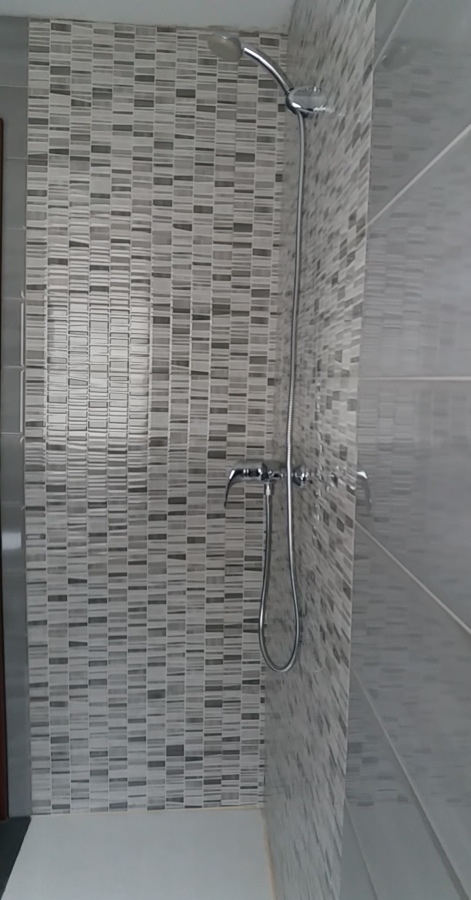 Gris mosaico, en interior de ducha