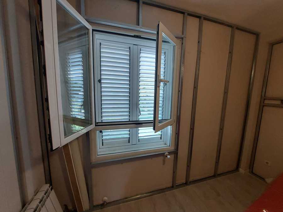 Habitación con perfiles y montantes