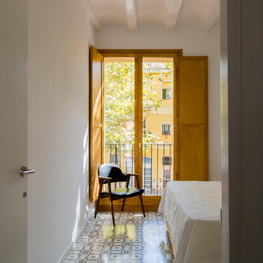 habitación con ventanas de madera