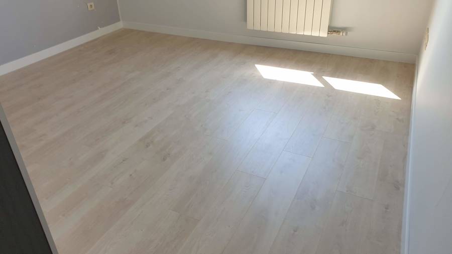 Habitación terminada de suelo y rodapié.