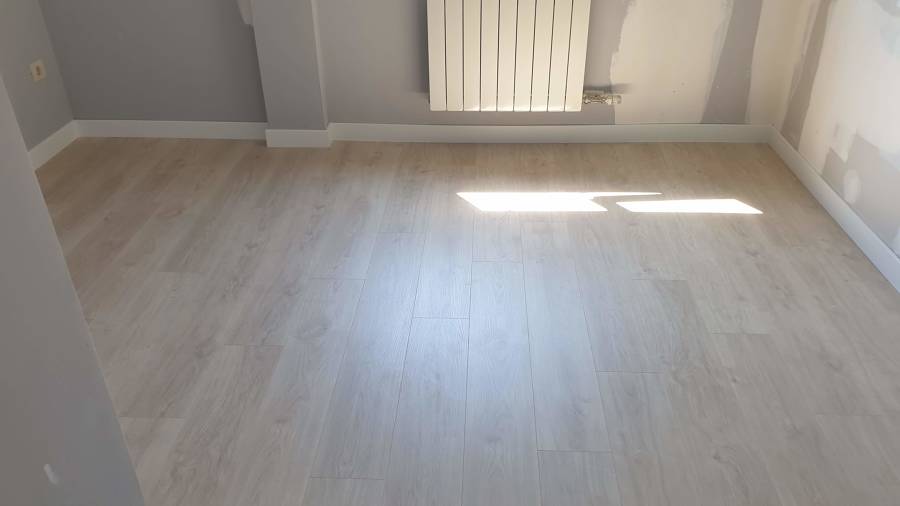 Habitación terminada de suelo y rodapié.