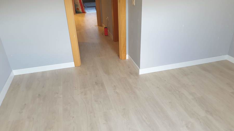 Habitación terminada de suelo y rodapié.