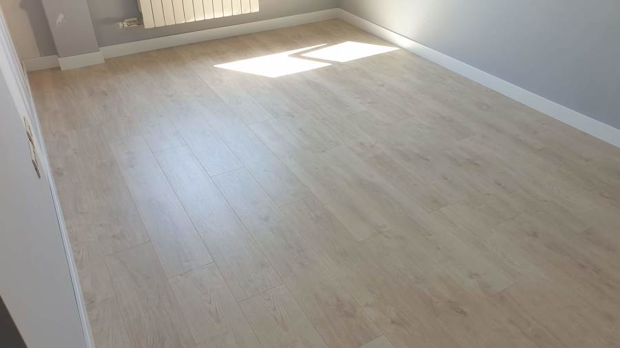 Habitación terminada de suelo y rodapié.
