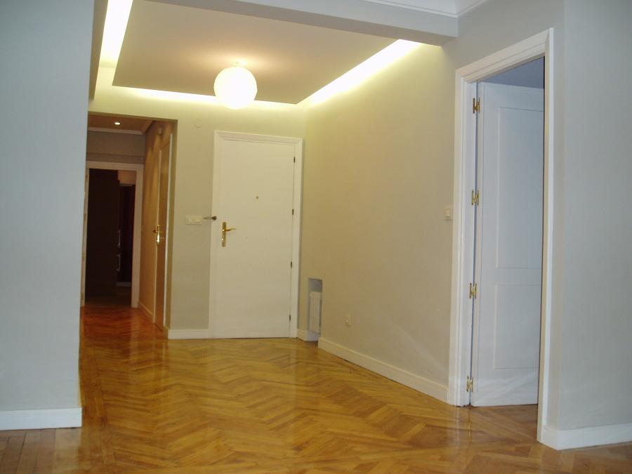 Hall de entrada con iluminación perimetral en techo