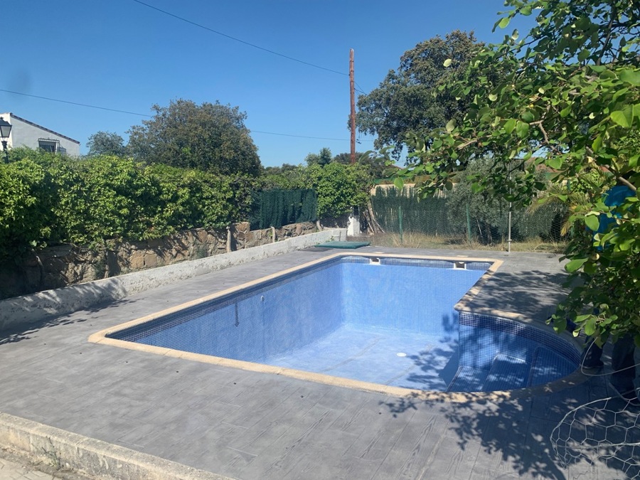 Hormigón Efecto Madera Gris en Piscina