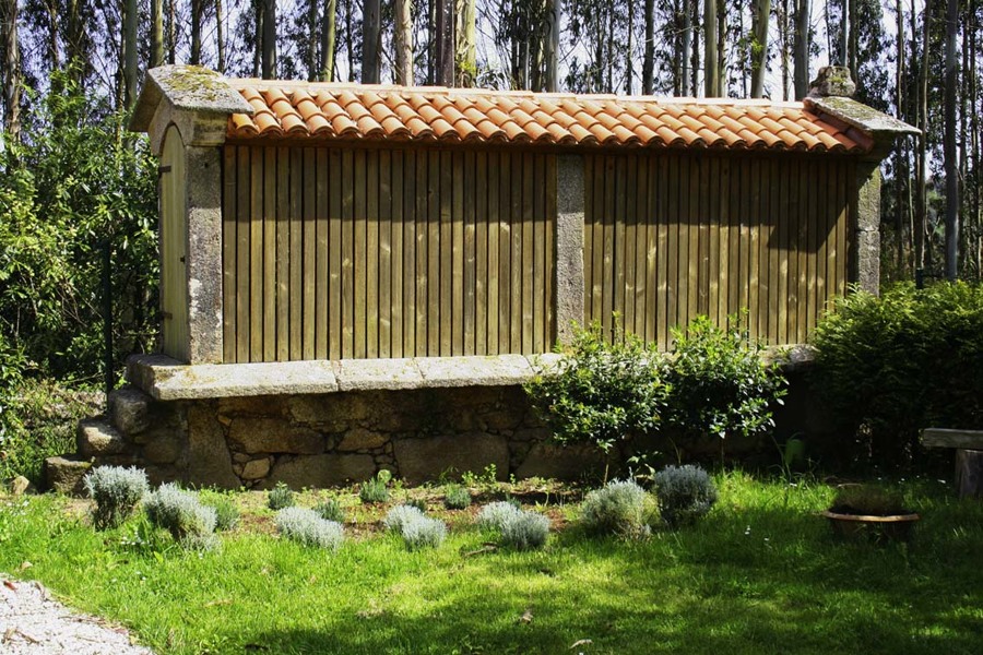 Horreo reconstruído en la finca