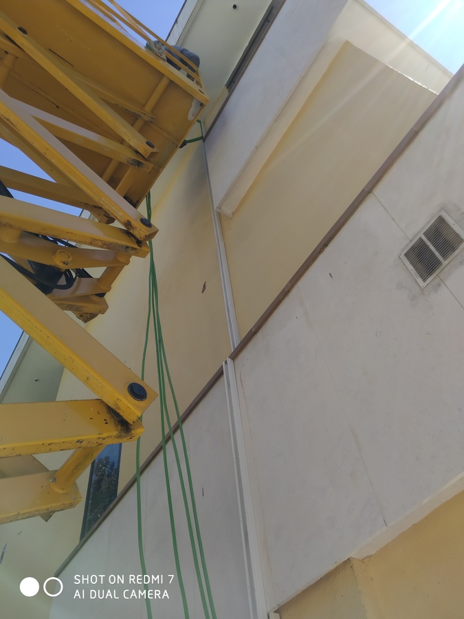 Instalación de canaletas y cables en fachada