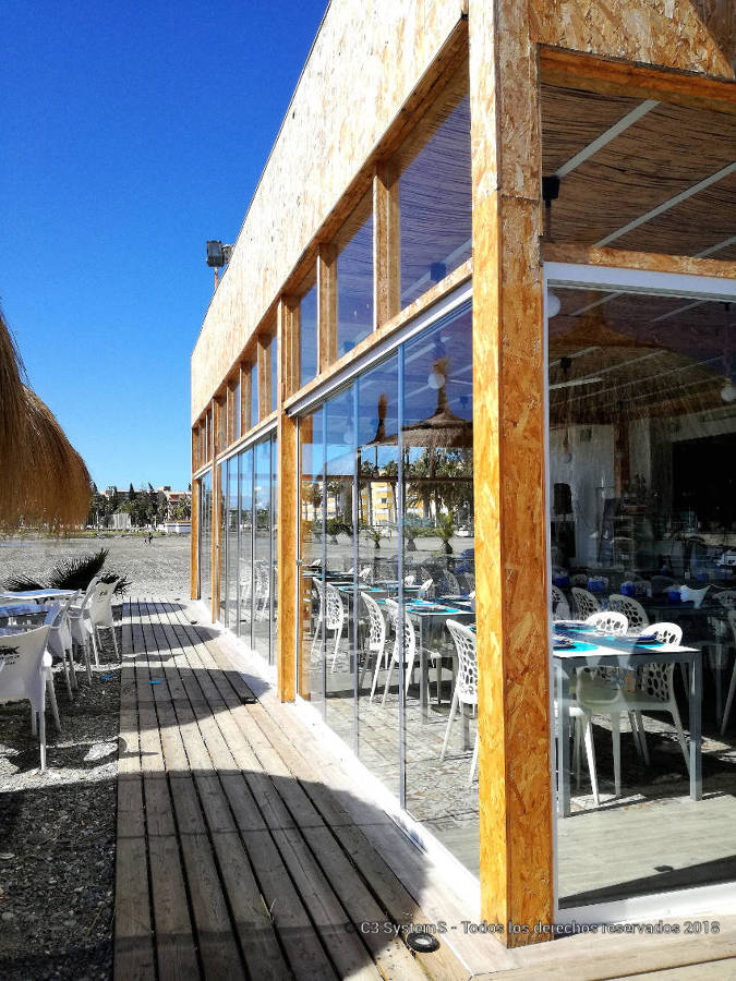 Instalación de cerramiento de cristal en restaurante de playa