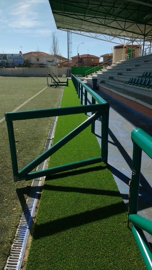 Instalación de césped artificial deportivo.