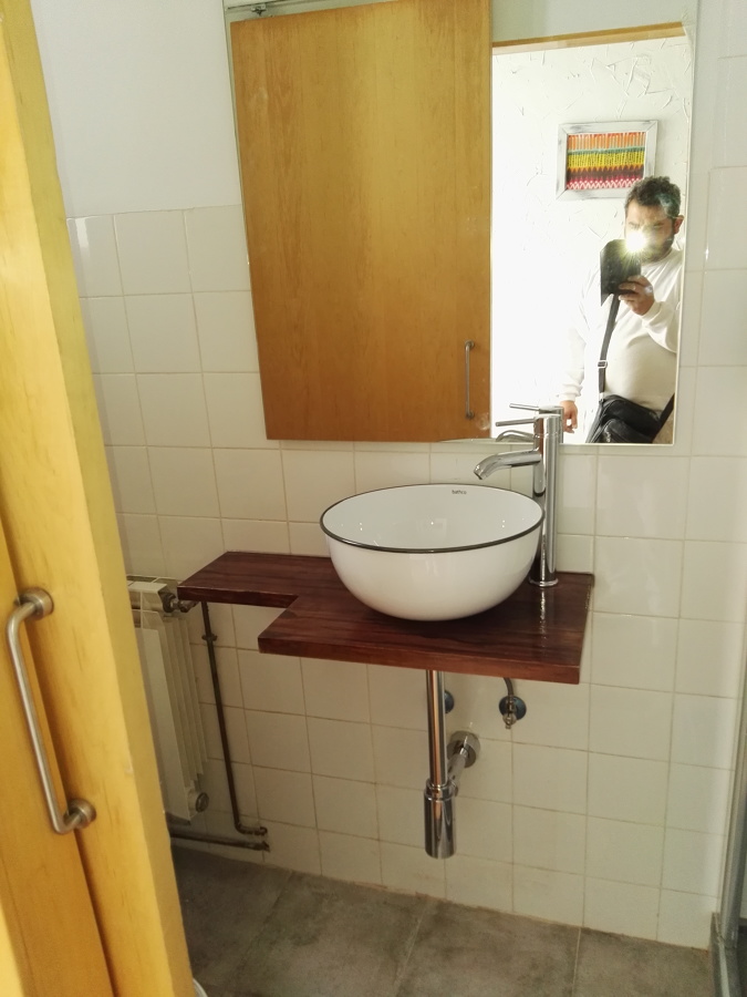 Instalacion de encimera artesana de pino natural con aspecto de nogal